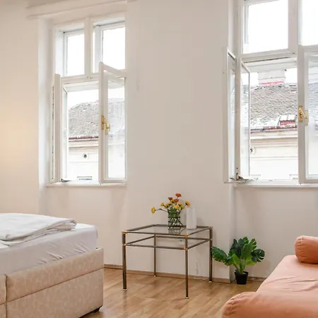 Budget City Stay - Near Wiener Stadthalle Ideal For Longstays Exterior photo